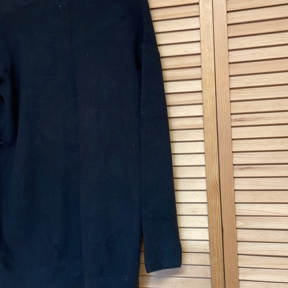 This is a long black sweater, no buttons.              a.n.d. e a w y size S - Picture 5 of 7